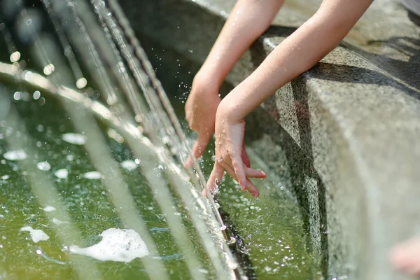 Lavarsi le mani bambino in fontana — Foto Stock