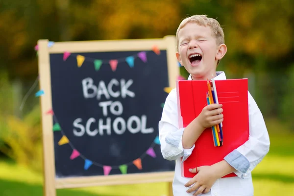 Junge geht wieder zur Schule — Stockfoto