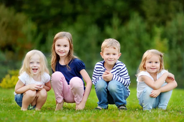Quatro adoráveis crianças pequenas ao ar livre — Fotografia de Stock