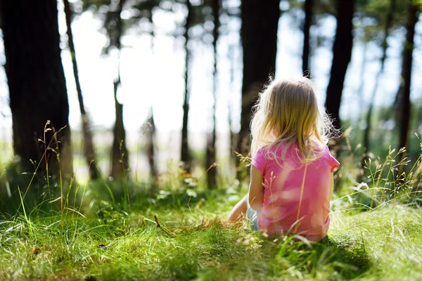 小女孩在森林里徒步旅行 — 图库照片