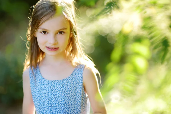 Schattig meisje buitenshuis — Stockfoto