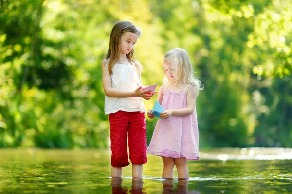 Zusters spelen met papier boten — Stockfoto