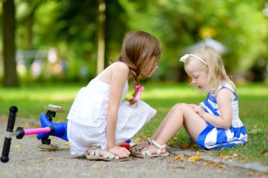 kız kardeşi düştükten sonra rahatlatıcı
