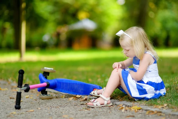 Meisje viel tijdens het rijden haar scooter — Stockfoto