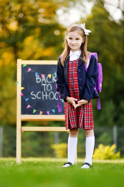 Девушка возвращается в школу — стоковое фото