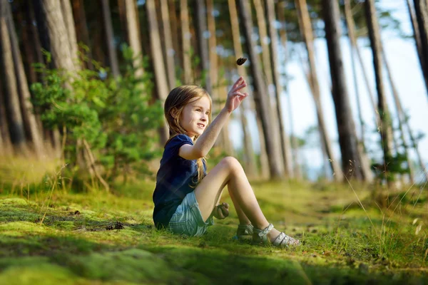 Schattig meisje, wandelen in het bos — Stockfoto