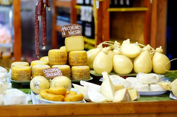 Výběr sýrů na zemědělce trhu — Stock fotografie