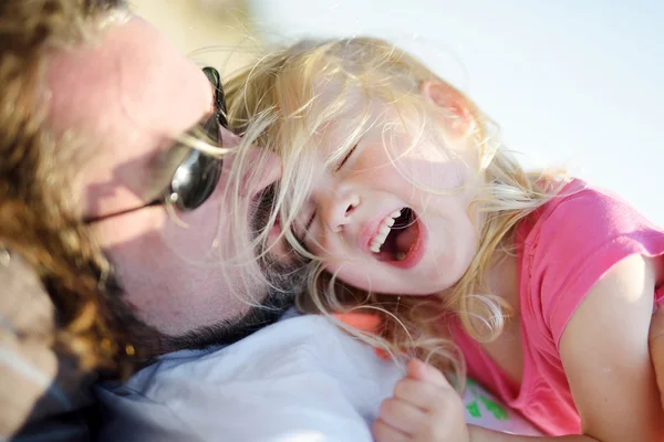 Padre e hija divirtiéndose juntos —  Fotos de Stock