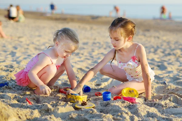 Маленькие сестры на пляже — стоковое фото