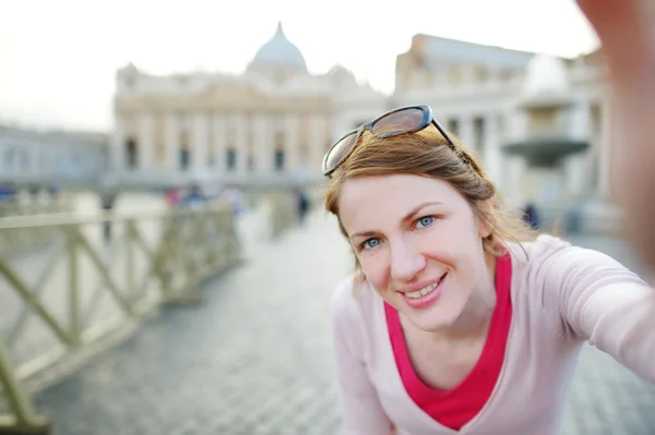 Woman taking  picture of herself in Vatican — Stock Photo, Image