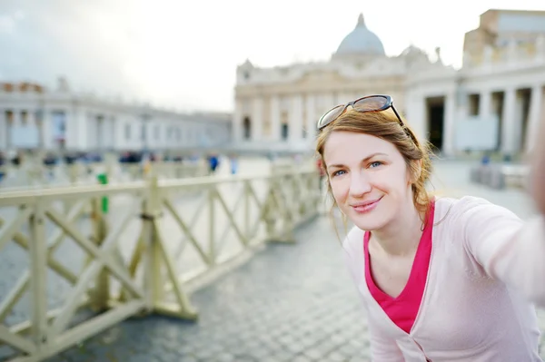 Mujer tomando fotos de sí misma en el Vaticano — Foto de Stock