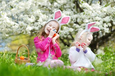 Paskalya yumurtaları ile oynayan kız