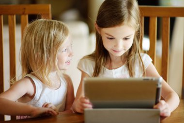 Dijital tablet bilgisayar kullanarak kız