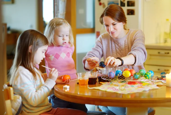 Madre e hijas pintando huevos de Pascua — Foto de Stock