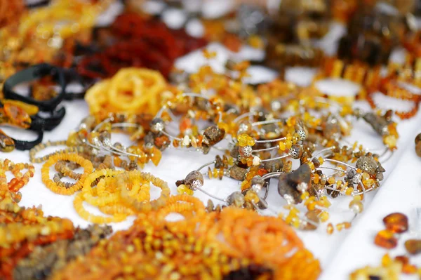 Янтарные браслеты и украшения — стоковое фото