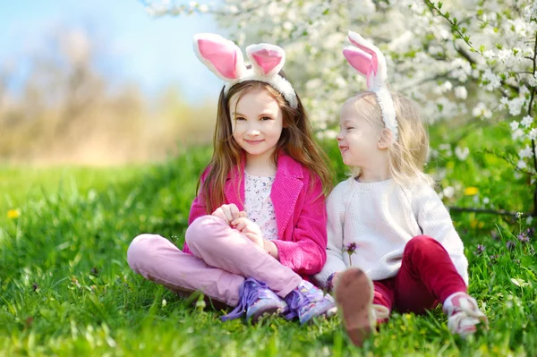 Sisters having fun on Easter day — Stock Photo, Image