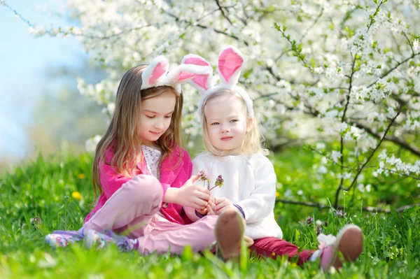 Hermanas divirtiéndose el día de Pascua — Foto de Stock