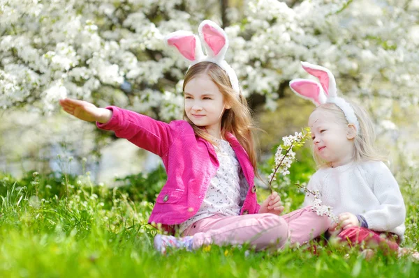 Hermanas divirtiéndose el día de Pascua — Foto de Stock