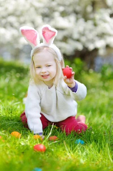 Ragazza a caccia di uova di Pasqua — Foto Stock