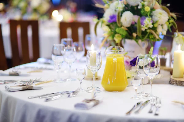 Tisch für ein festliches Ereignis gedeckt — Stockfoto