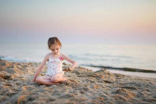 Menina se divertindo com a areia — Fotografia de Stock