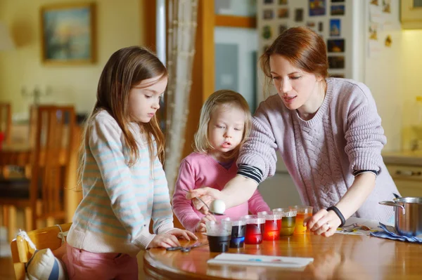 Madre e figlie che dipingono uova di Pasqua — Foto Stock