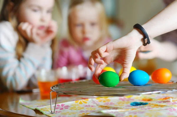 Mãe e filhas pintando ovos de Páscoa — Fotografia de Stock