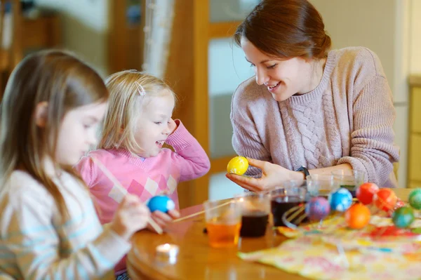 Mãe e filhas pintando ovos de Páscoa — Fotografia de Stock