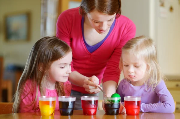 Mãe e filhas pintando ovos de Páscoa — Fotografia de Stock