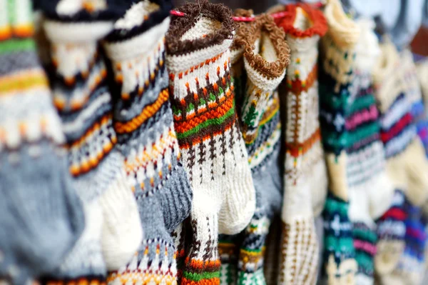 Bunte warme gestrickte Socken — Stockfoto