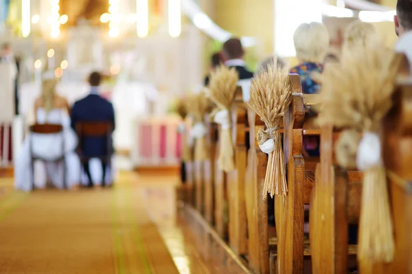 Dekorationen in der Kirche während der Trauung — Stockfoto