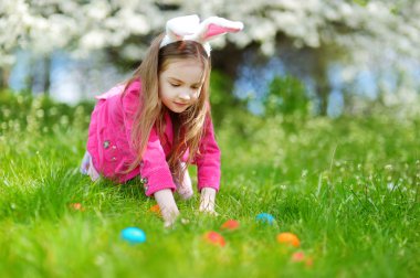 Paskalya yumurtaları için avcılık kız