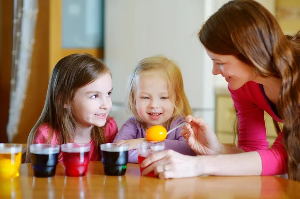 Moeder en dochters schilderij paaseieren — Stockfoto