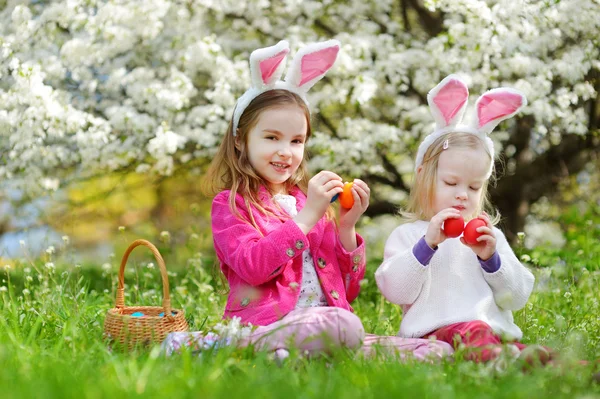 Zusters spelen met Pasen eieren — Stockfoto