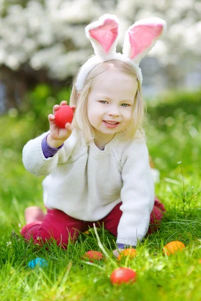 Ragazza a caccia di uova di Pasqua — Foto Stock