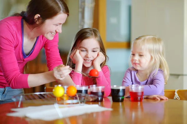 Mother and  daughters painting  Easter eggs — Stock Photo, Image