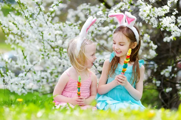 Hermanas comiendo coloridos caramelos de goma — Foto de Stock