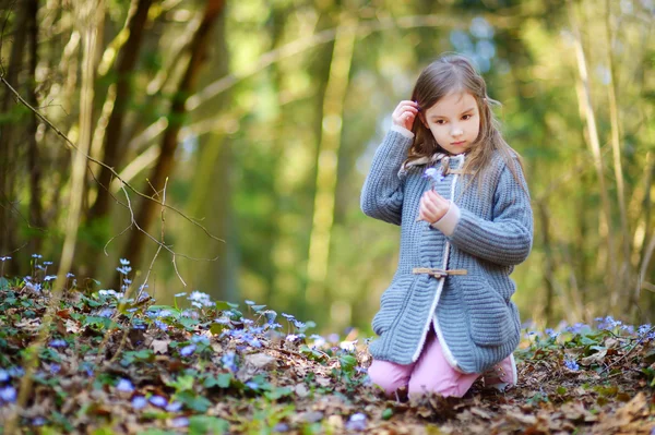 Ragazza raccogliendo i primi fiori — Foto Stock