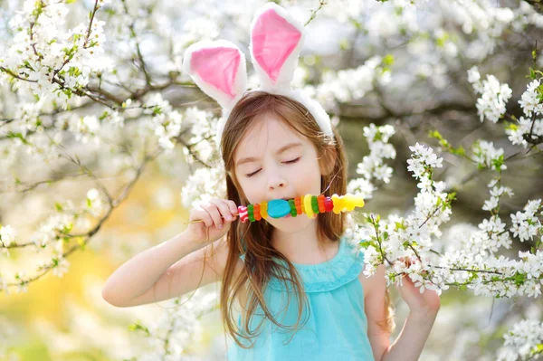 Mała dziewczynka sobie uszy królika — Zdjęcie stockowe