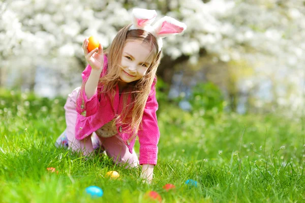 Kislány húsvéti tojás vadászat — Stock Fotó