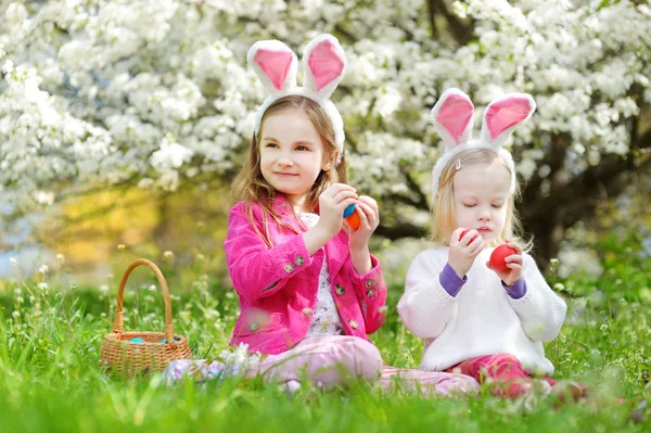 Sorelle che giocano con le uova di Pasqua — Foto Stock