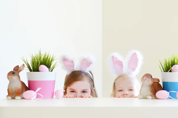 Sœurs portant des oreilles de lapin — Photo