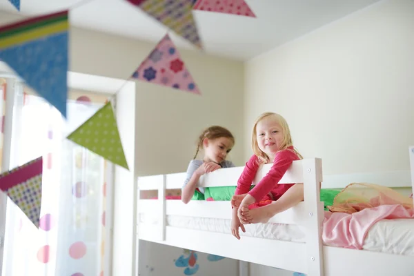 Kleine zusters gek rond — Stockfoto