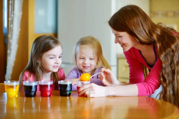 Moeder en dochter schilderij paaseieren — Stockfoto