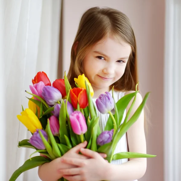 Meisje met kleurrijke tulpen — Stockfoto