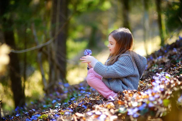 Meisje de eerste bloemen plukken — Stockfoto