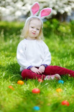 küçük kız Paskalya yumurtaları için avcılık