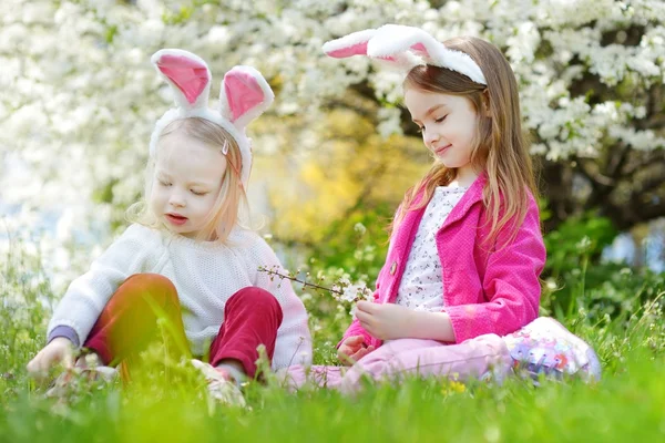 Sorelle divertirsi il giorno di Pasqua — Foto Stock