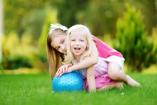 Schwestern haben Spaß zusammen — Stockfoto