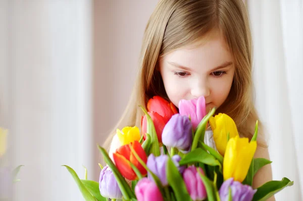 Meisje met kleurrijke tulpen — Stockfoto